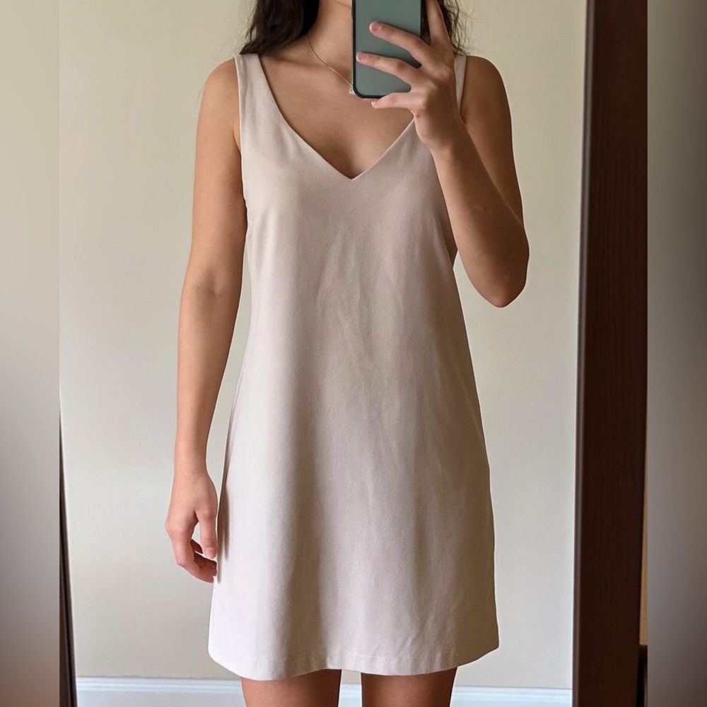 Aritzia‎ Babaton Women's Brodie Mini Dress V Neck Sz 2 Summer Minimalist Preppy